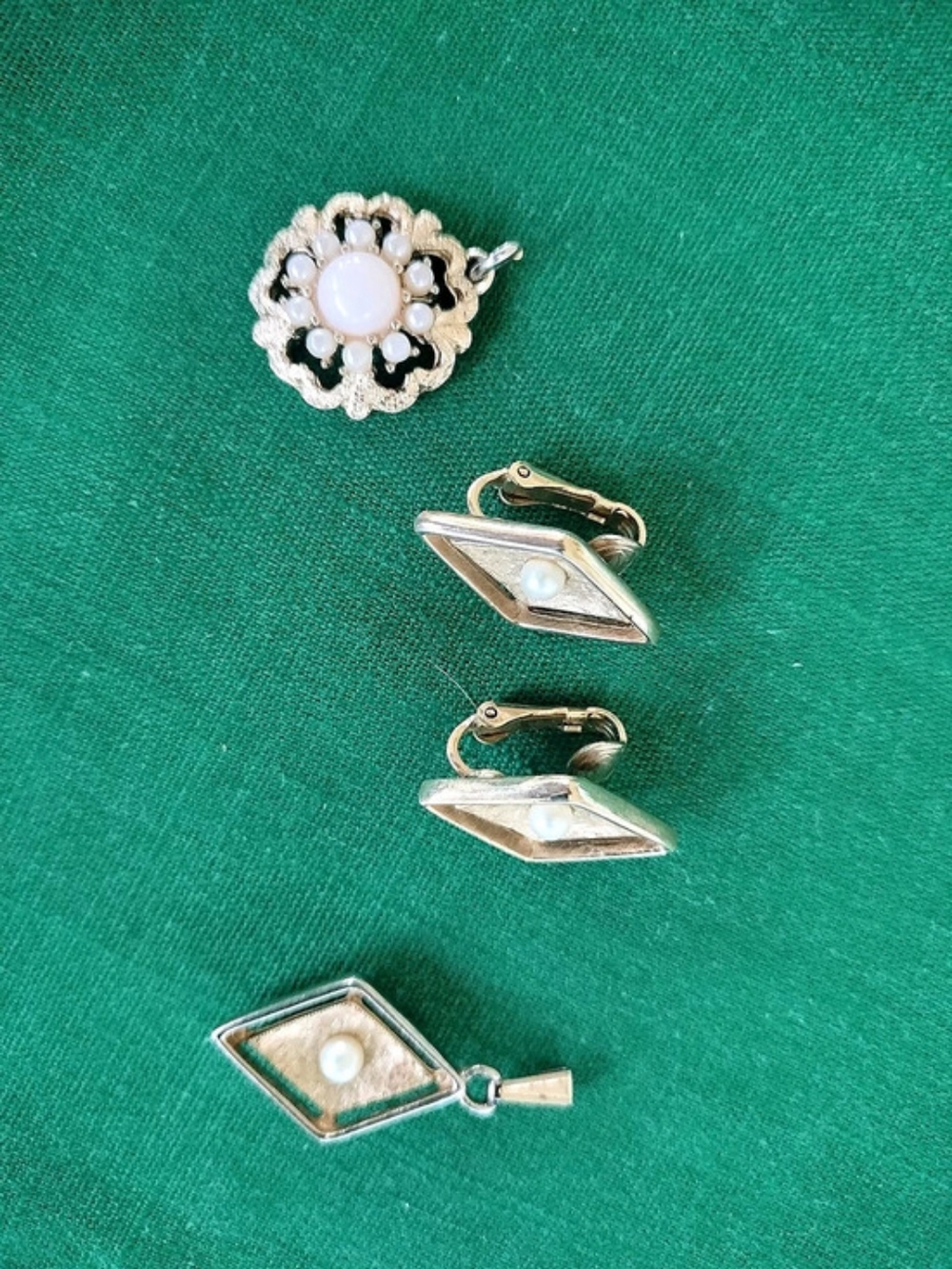 Sarah Coventry Collection  Pearl Jewelry Set With Second Pendant Flower Vintage